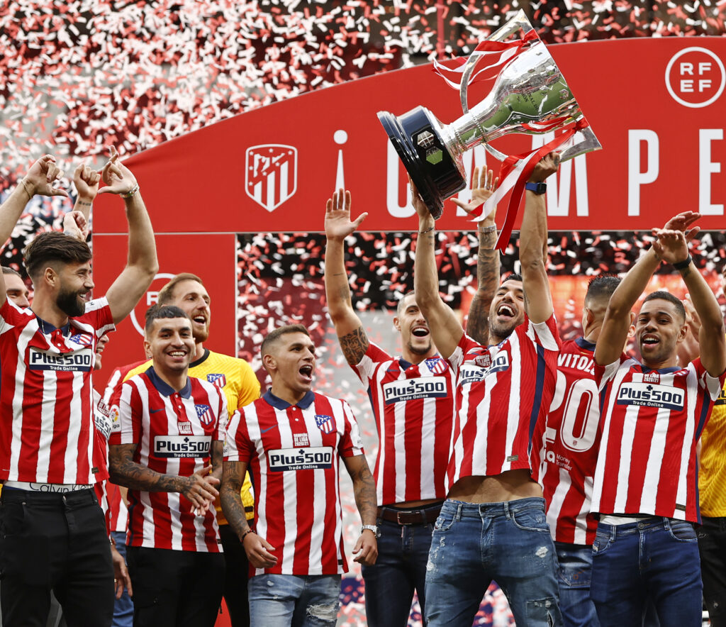 celebracion wanda metropolitano foto cesped campeones suarez copa